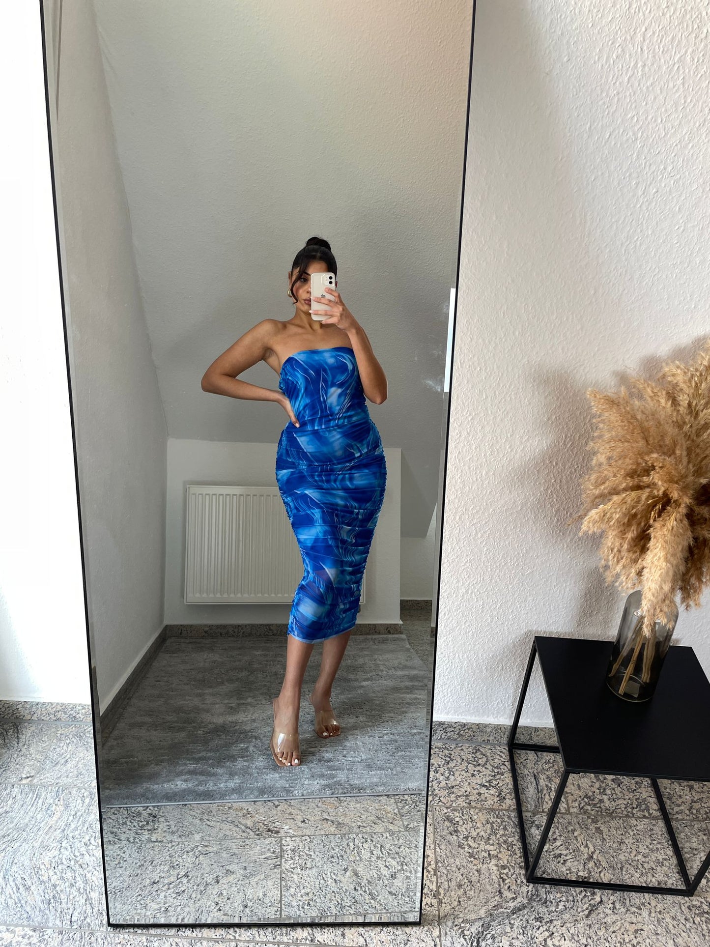 Trägerloses Tüllkleid