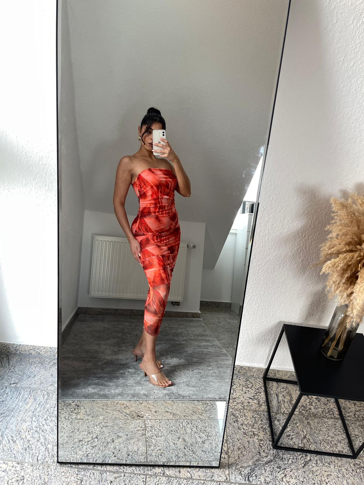 Trägerloses Tüllkleid