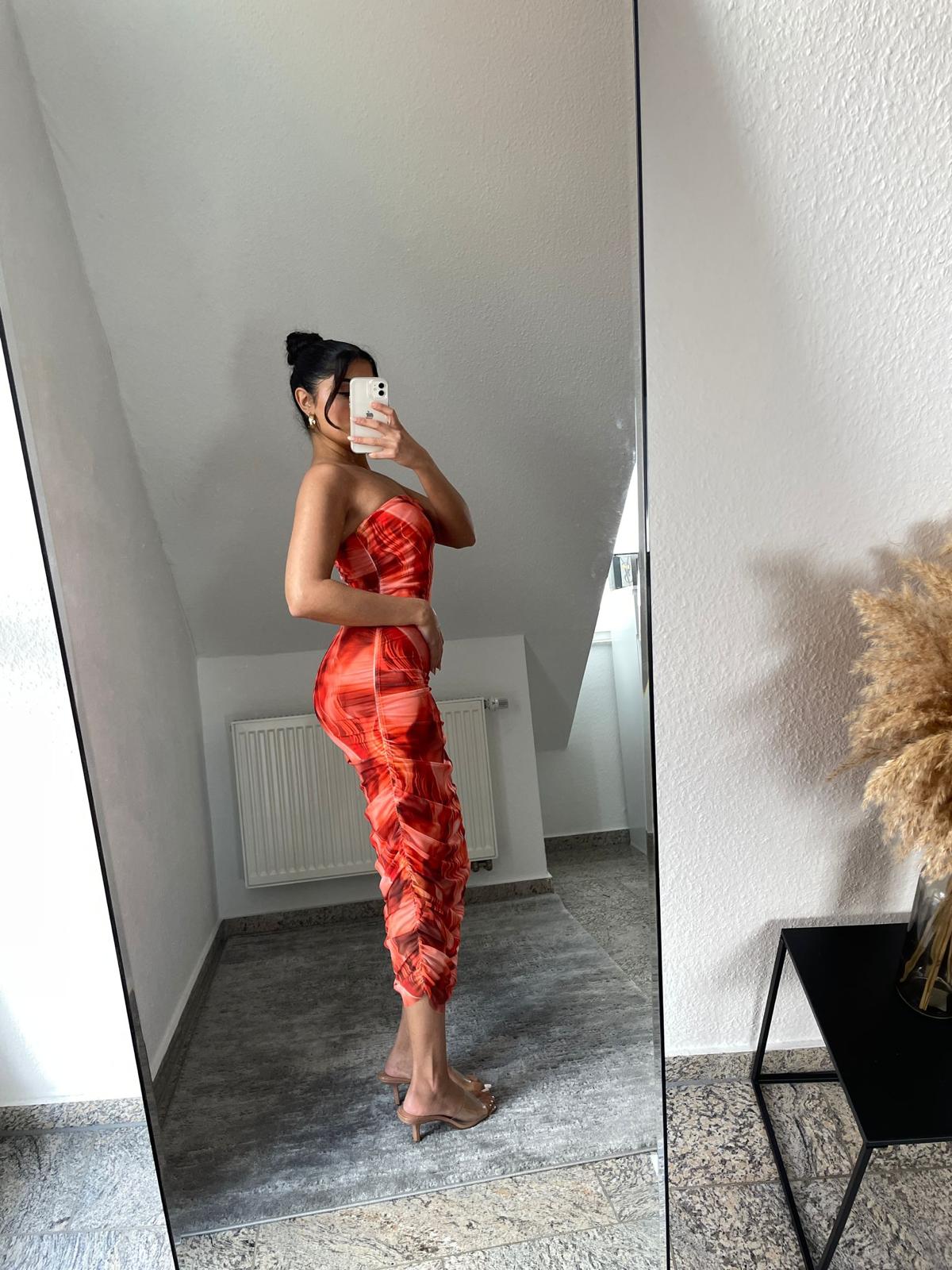 Trägerloses Tüllkleid