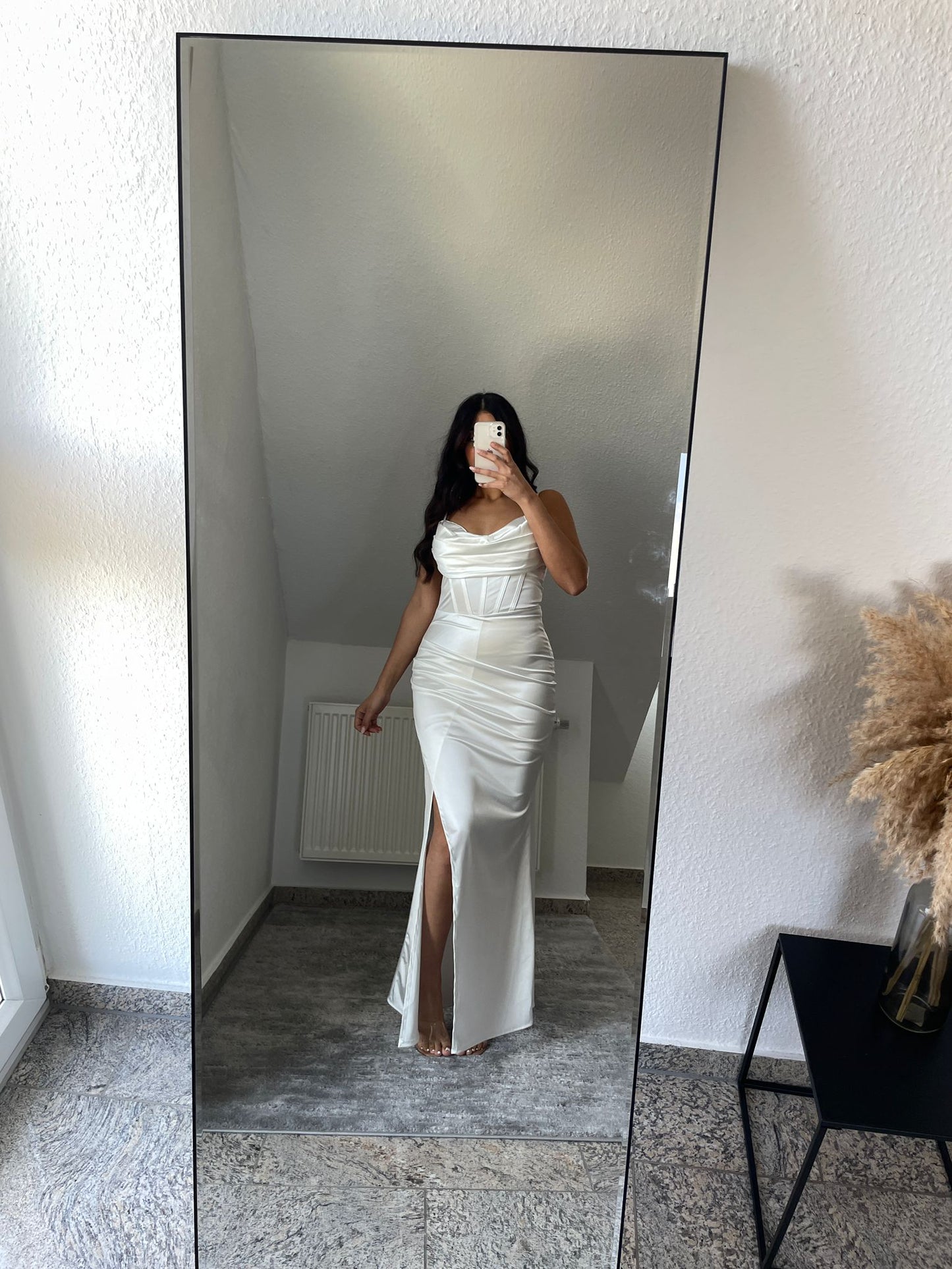 Langes Satin Kleid mit Schlitz