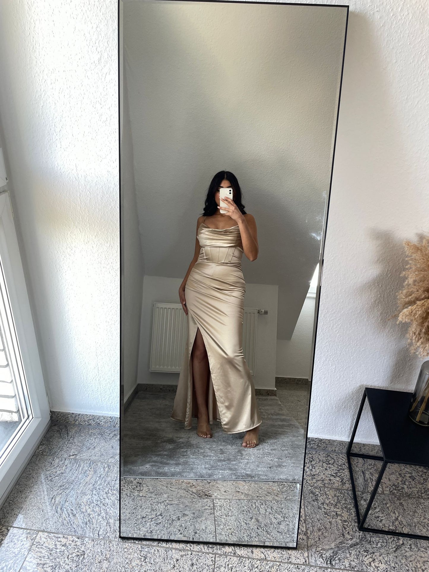 Langes Satin Kleid mit Schlitz