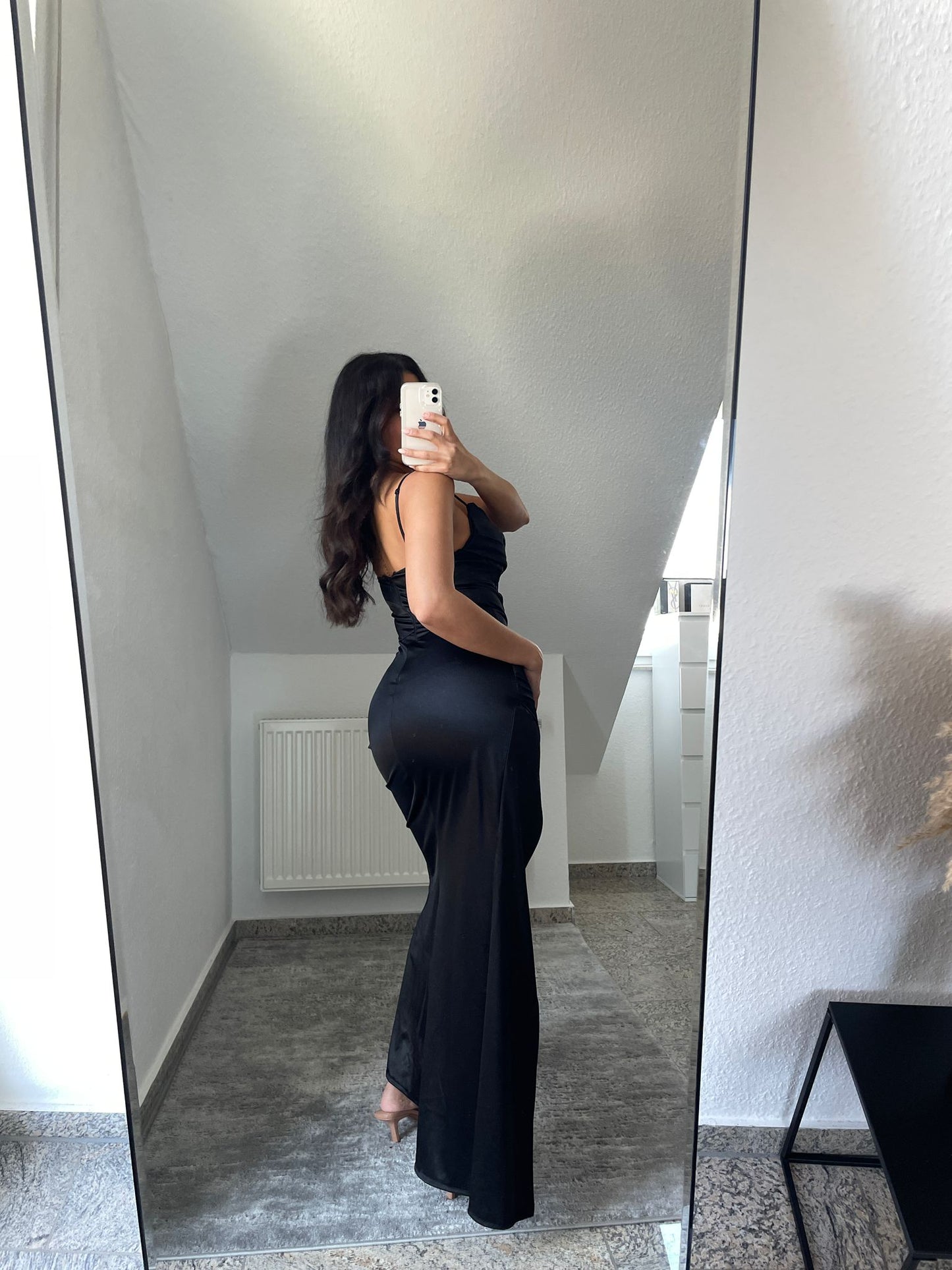 Langes Satin Kleid mit Schlitz