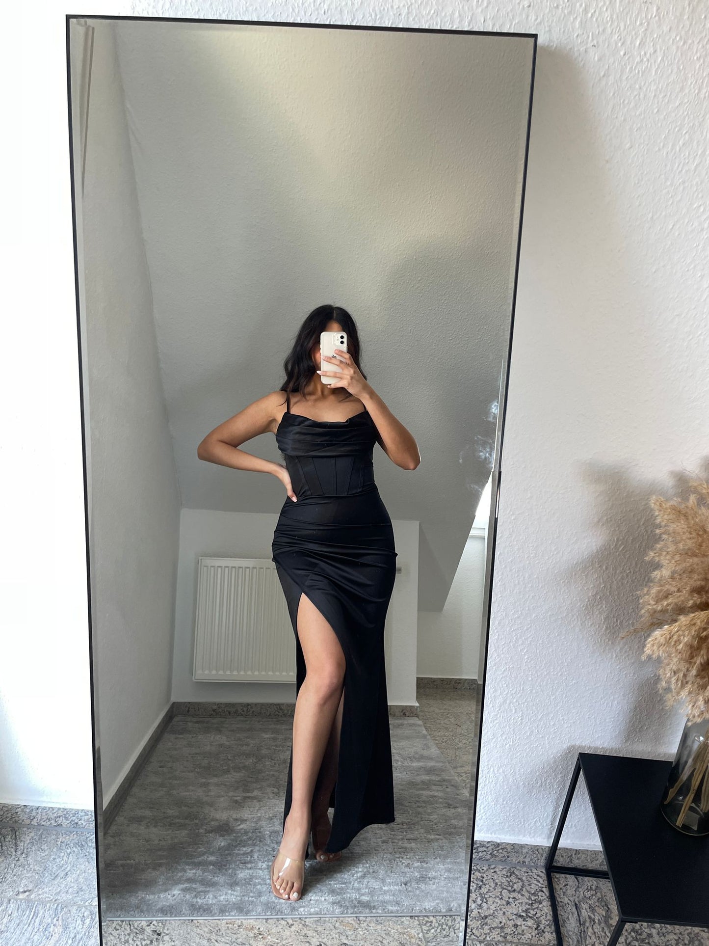 Langes Satin Kleid mit Schlitz