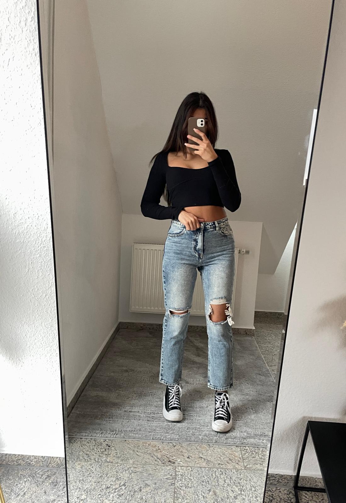 Mom Fit mit Rissen